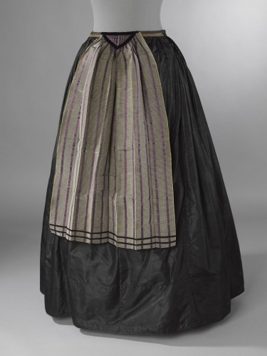 Schortje van zijde, grijs met paarse strepen, aan onderkant afgezet met drie banden fluweel
